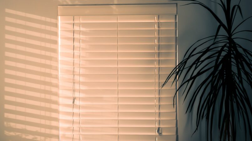 Uszyte rolety okienne wiszą w oknie w domu